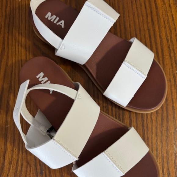 NWOT Mia White Sandals - Picture 2 of 4